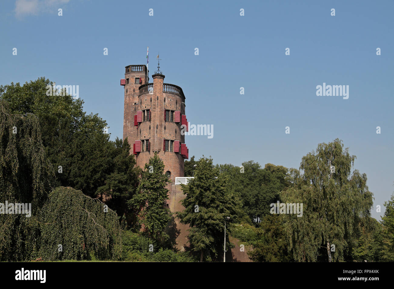 Das Belvedere blicken Turm (heute ein Restaurant) im Valkhof Park (mit Blick auf die Straßenbrücke Nijmegen), Nijmegen, Niederlande. Stockfoto