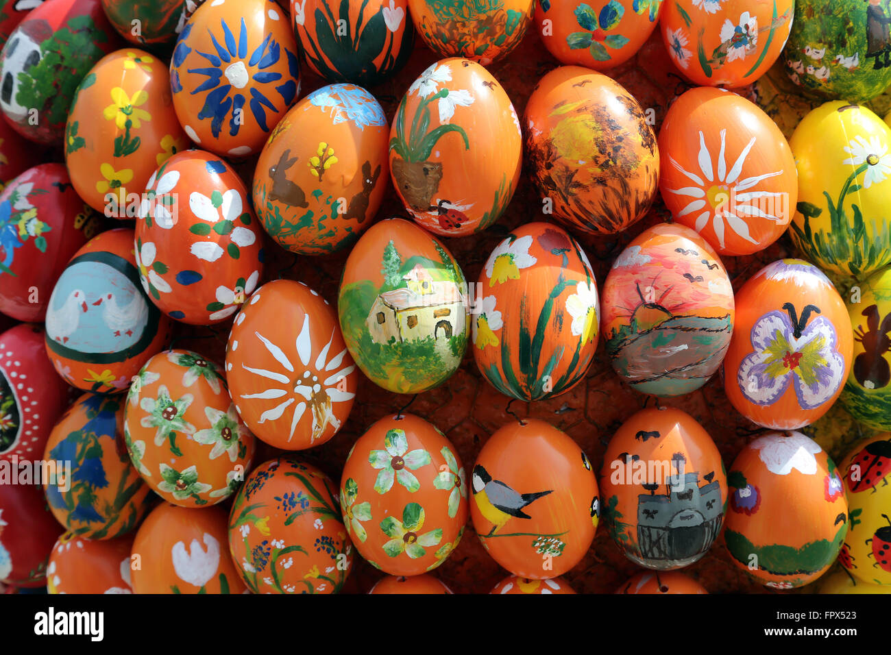 Ostereier vor der Pfarrkirche St. Stephan in Wasseralfingen, Deutschland am 5. Mai 2014 ausgesetzt. Stockfoto