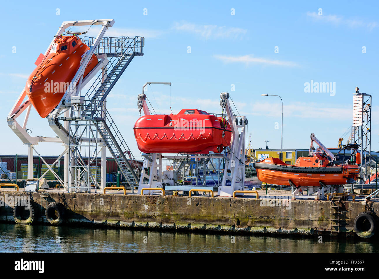 Kalmar, Schweden - 17. März 2016: Leben Boot Ausbildungsstätte von der Universität in pädagogischen Situationen verwendet. PALFINGER Logo vi Stockfoto