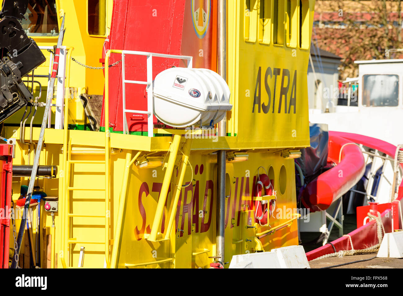 Kalmar, Schweden - 17. März 2016: Eine aufblasbare Rettungsinsel an der Seite von einem Rettungsschiff. Diese Art der Sicherheitsausrüstung ist Auftraggeber Stockfoto