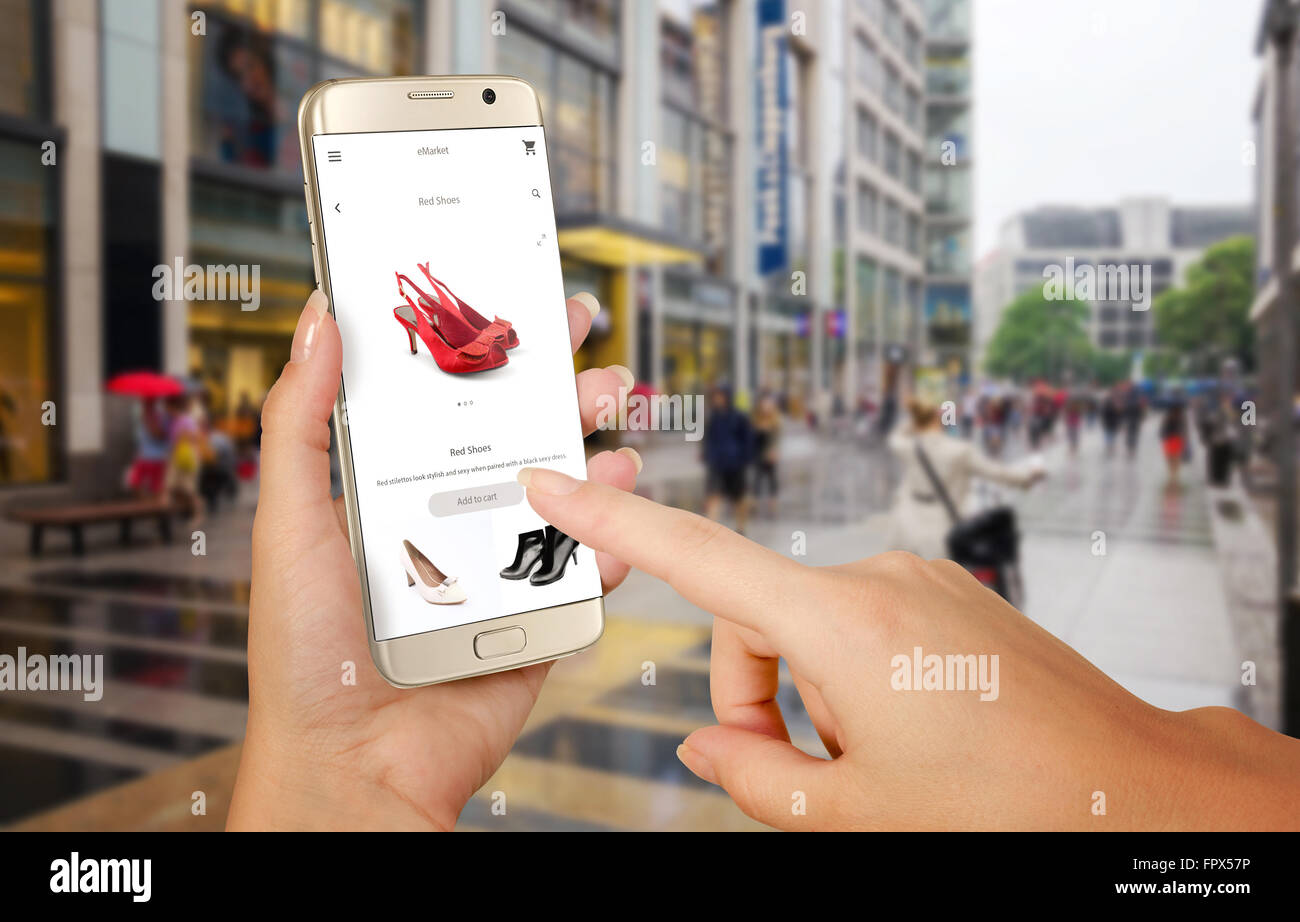 Online-shopping mit Ihrem Smartphone. Isolierte Telefon in der Hand der Frau. Kaufen Frauenschuhe im Online-Shop. Stockfoto
