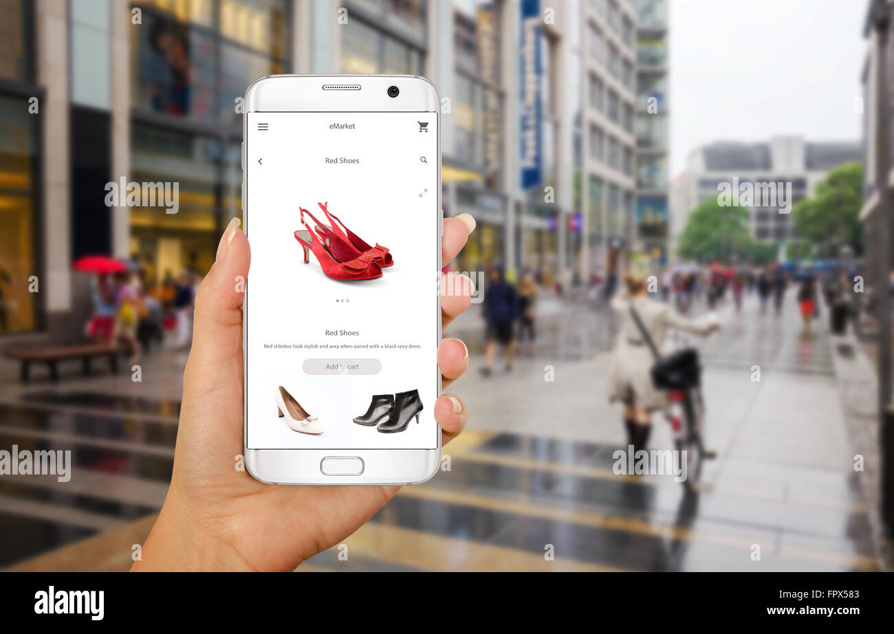 Online-shopping mit Ihrem Smartphone. Telefon in der Hand der Frau. Kaufen Frauenschuhe im Online-Shop. Straße zu Fuß und besuchen, Einkaufen Stockfoto