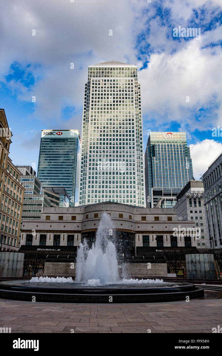 Die hoch aufragenden Bürogebäuden der London City Skyline Canary Wharf ab Cabot Square gesehen. 4. März 2015 Stockfoto