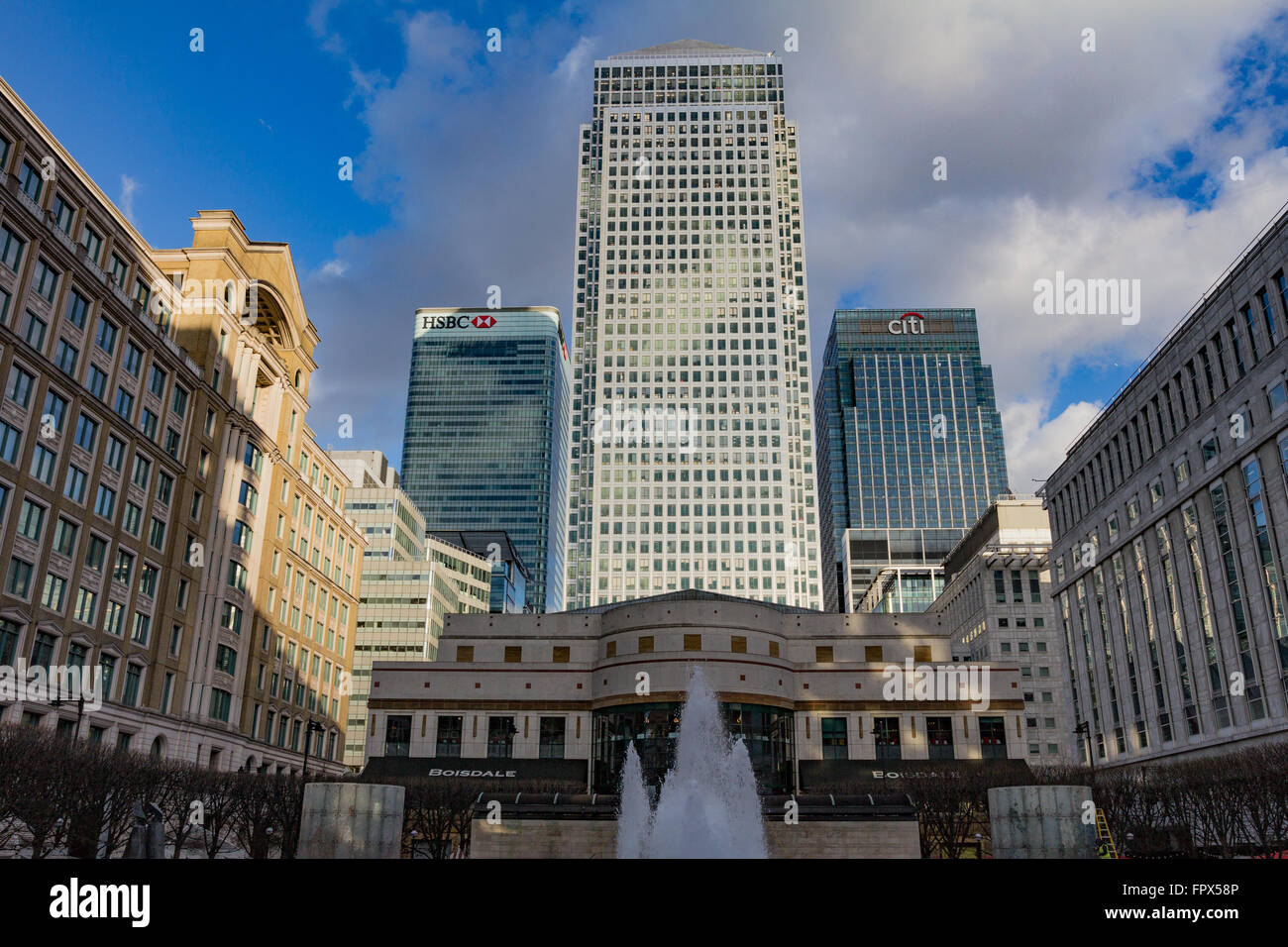 Die hoch aufragenden Bürogebäuden der London City Skyline Canary Wharf ab Cabot Square gesehen. 4. März 2015 Stockfoto
