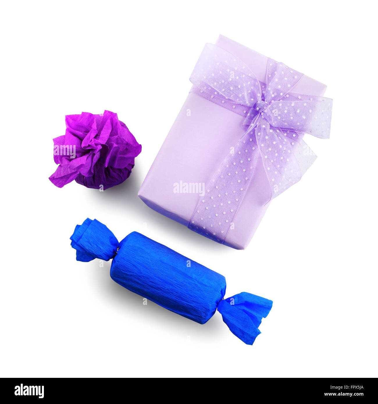 Hell lila und blau Geschenk-Boxen. Isoliert mit Beschneidungspfad auf weißem Hintergrund. Ansicht von oben. Stockfoto