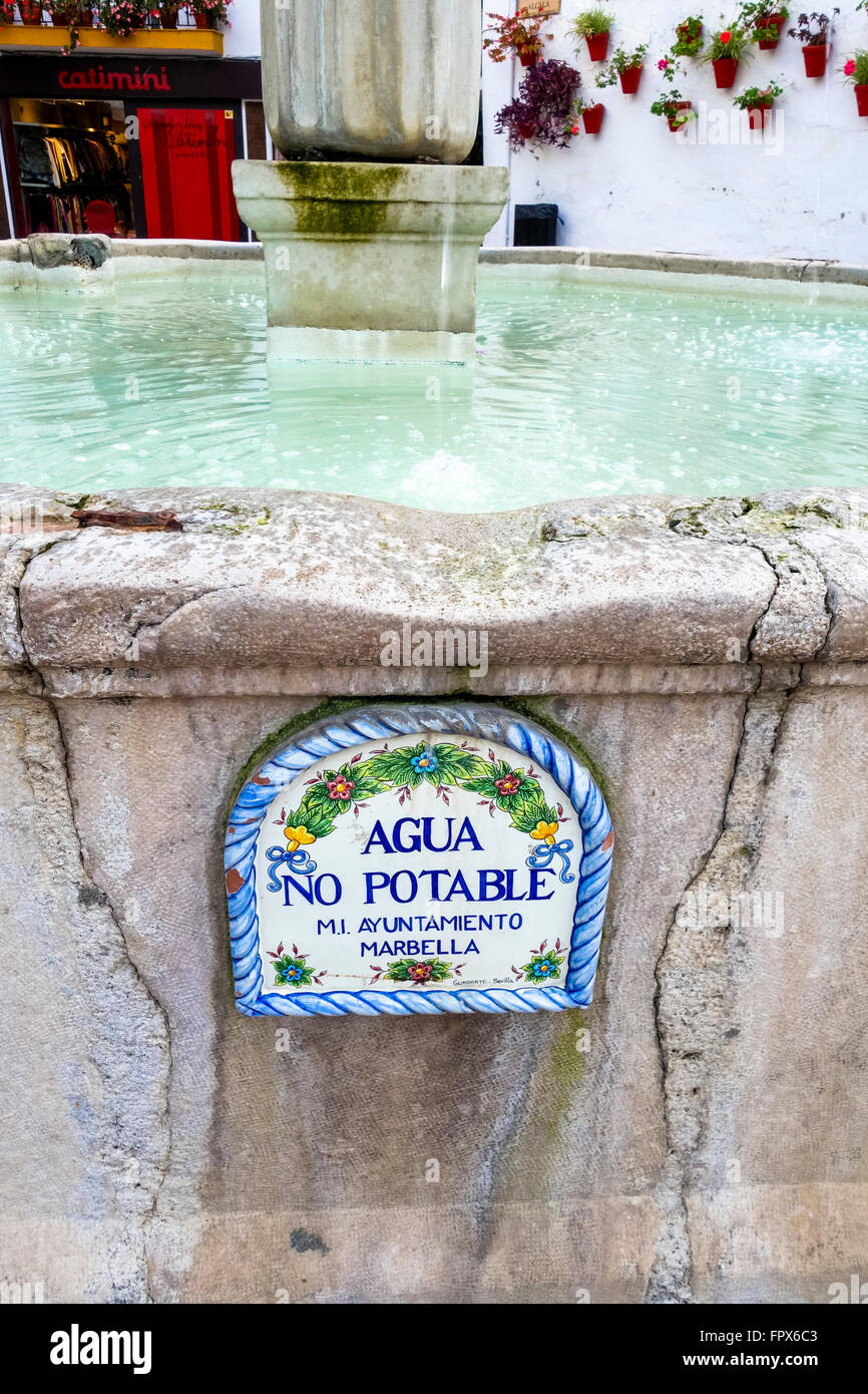 Brunnen mit Wasser nicht geeignet zum Trinken Zeichen Agua kein Trinkwasser, Orange-Platz, alte Stadt Marbella in Andalusien, Spanien Stockfoto