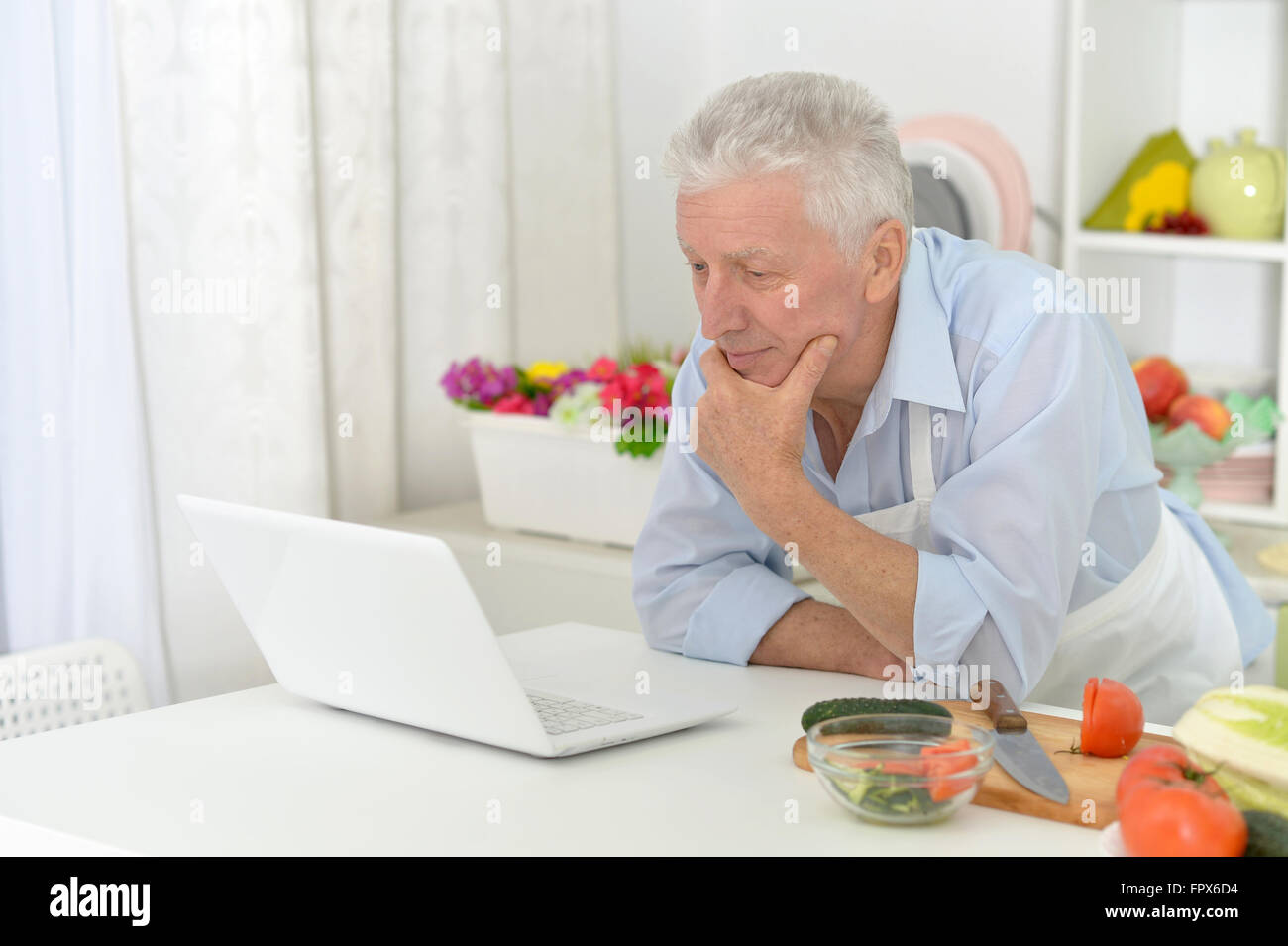 ältere Mann in der Küche Stockfoto