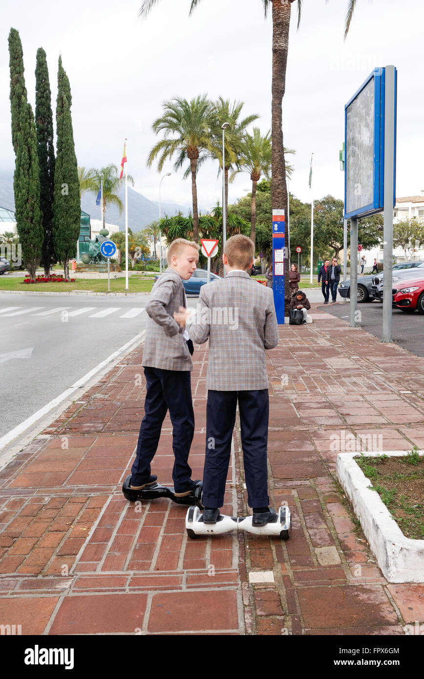 Zwei jungen College-Uniformen, mit smart selbst Gleichgewicht Hoverboard. Spanien. Stockfoto