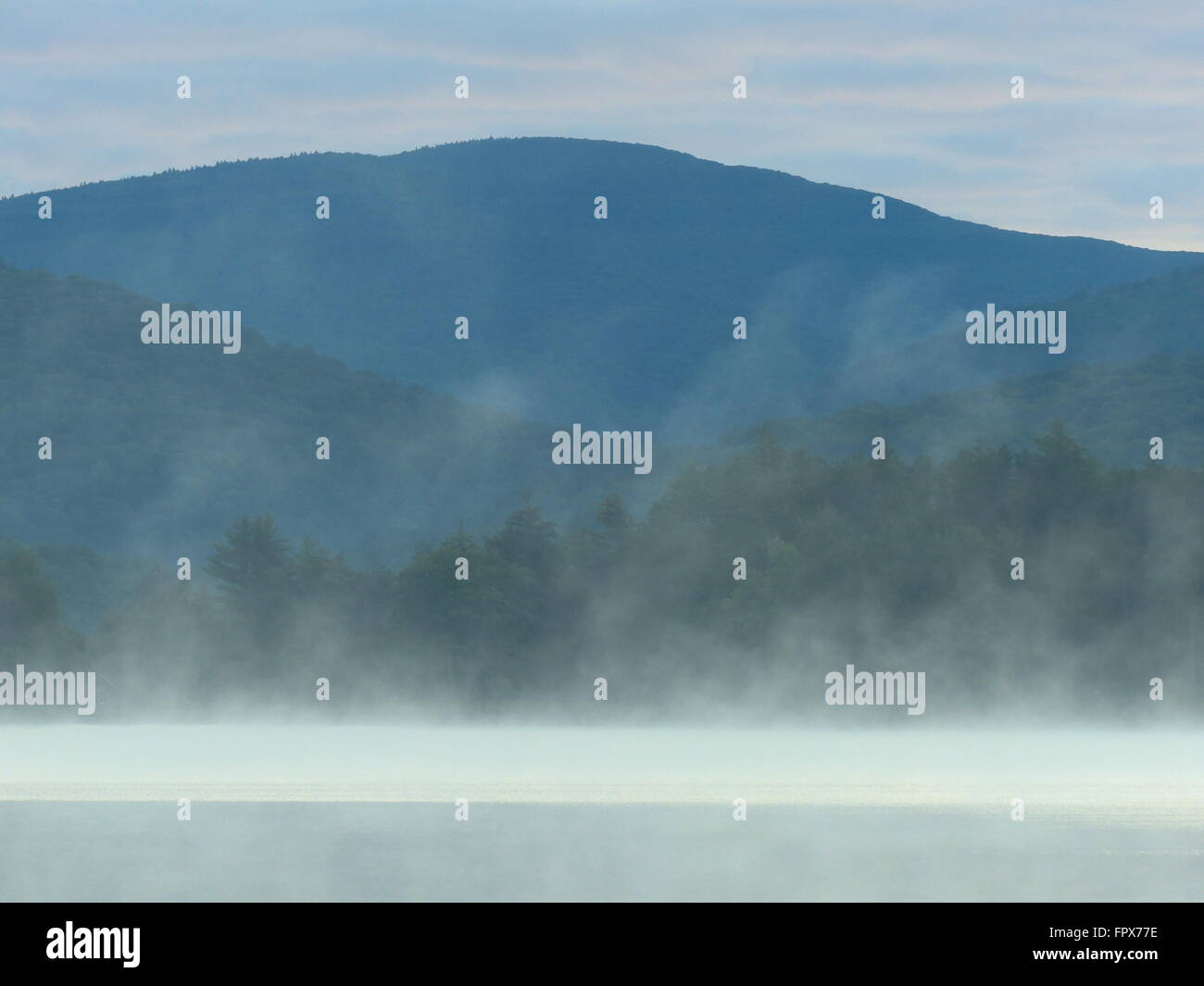 USA, New York - Woodstock. Cooper-See, befindet sich in Lake Hill, mit Nebel und Catskill Mountain im Hintergrund. Stockfoto