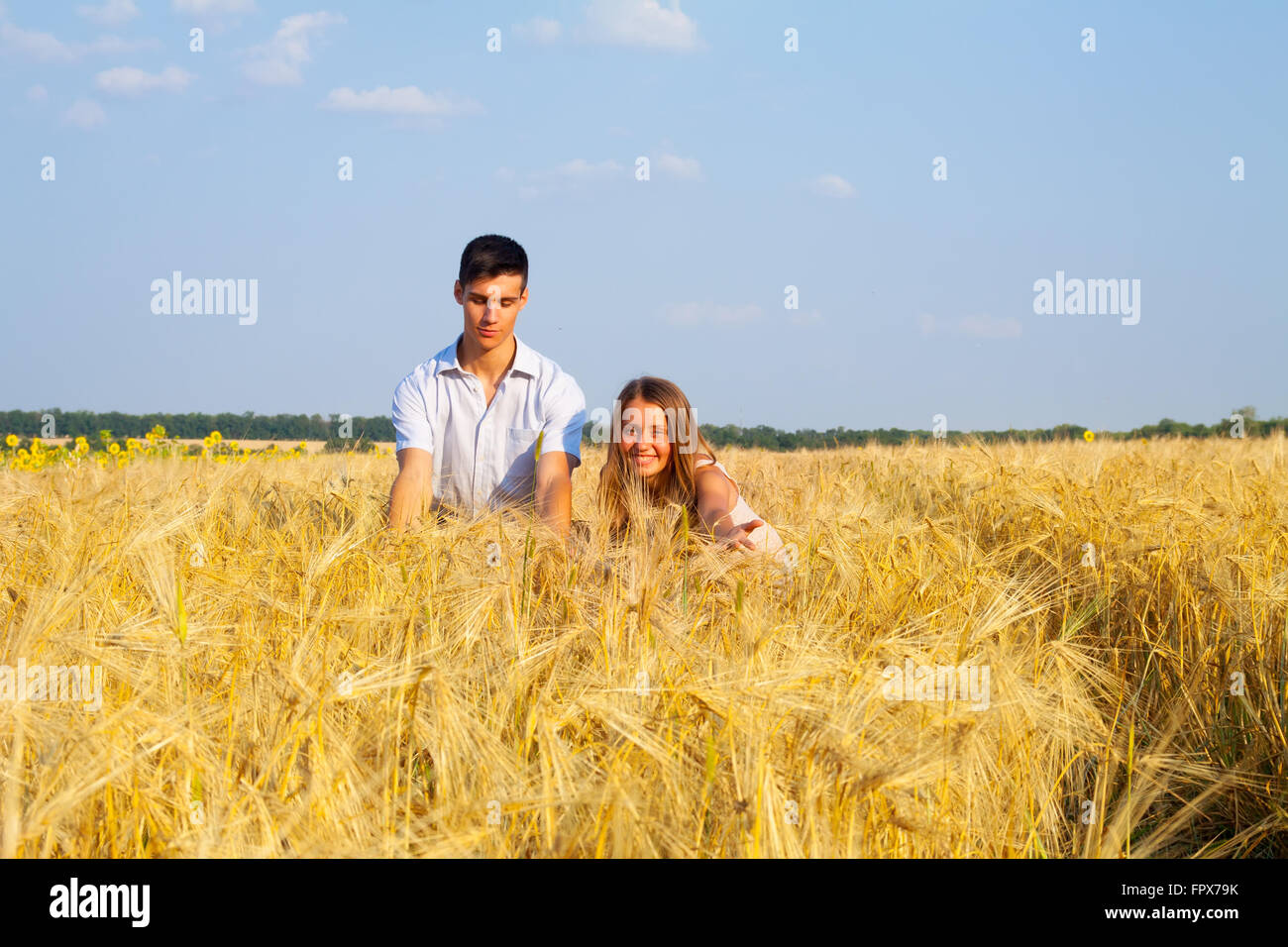 Teen Paar auf dem Weizenfeld Stockfoto