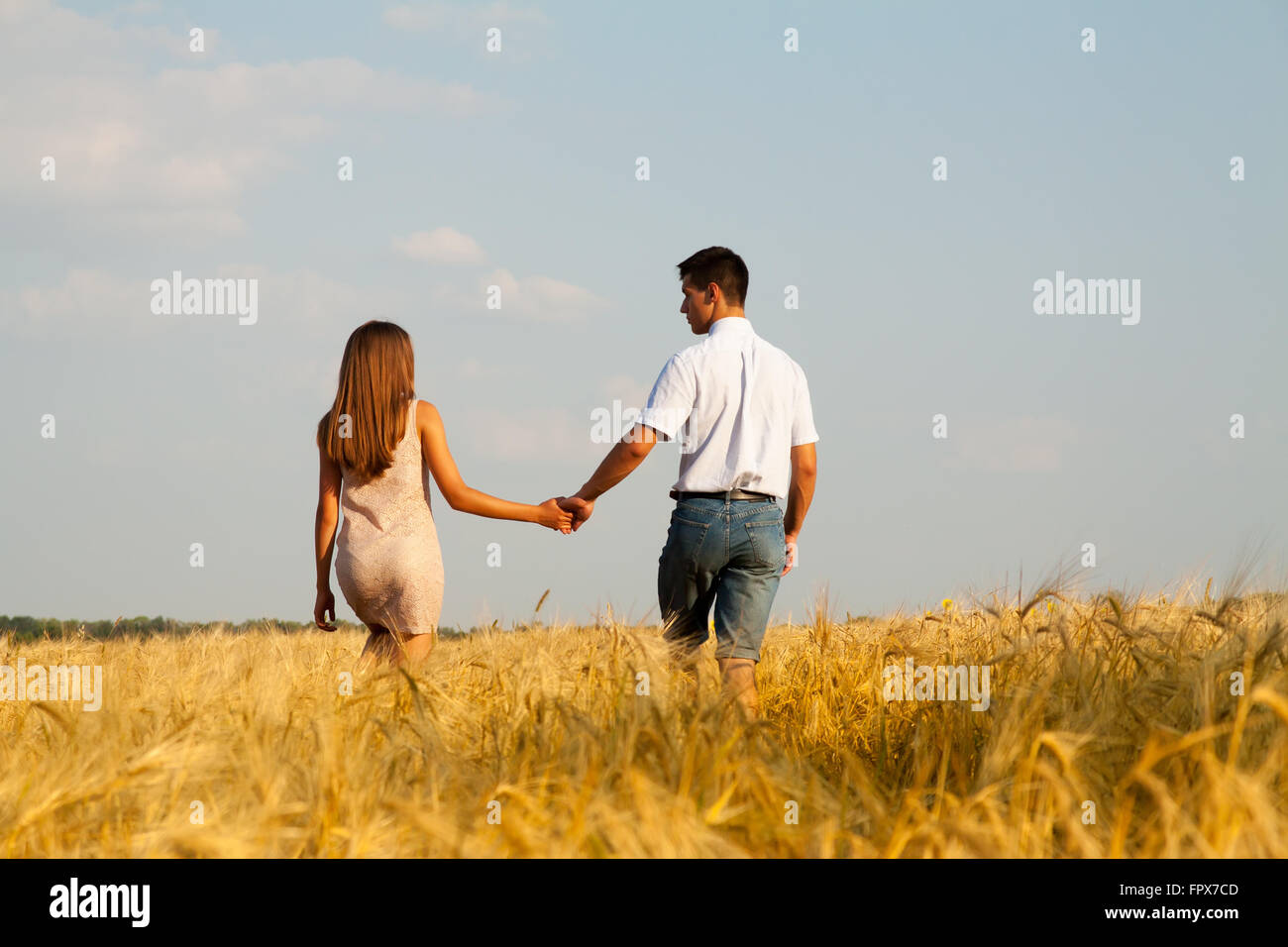 Inlove paar zu Fuß durch Weizenfeld Stockfoto