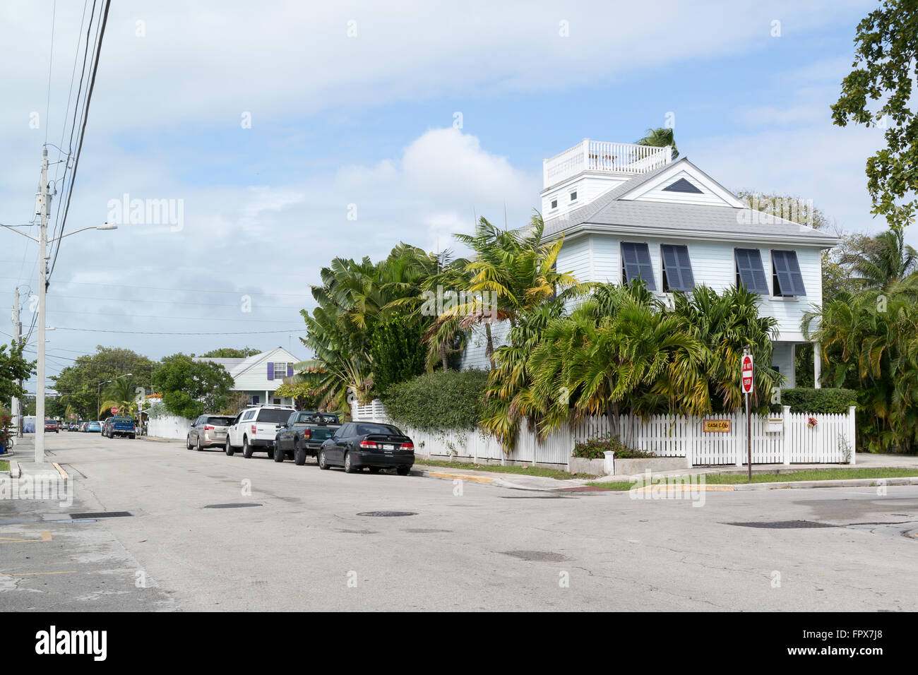 Geparkte Autos und Häuser in der Emma Street in Key West, Florida Keys, USA Stockfoto