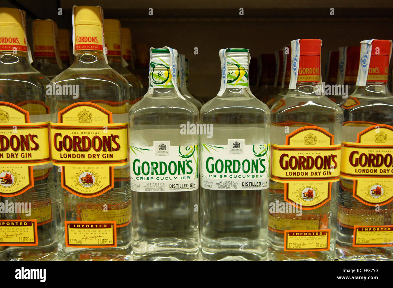 Gordons London Dry Gin zum Verkauf an einem Carrefour Supermarkt Malaga Spanien. Stockfoto