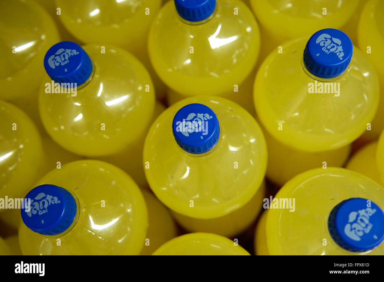 Fanta Orange Deckel auf Flaschen von oben geschossen von The Coca Cola Company auf dem Display