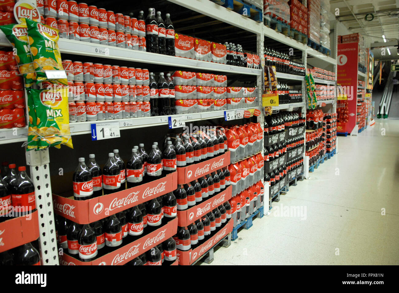 Auswahl von Coca Cola-Produkte auf dem Display in einem Carrefour-Supermarkt in Malaga Spanien. Stockfoto