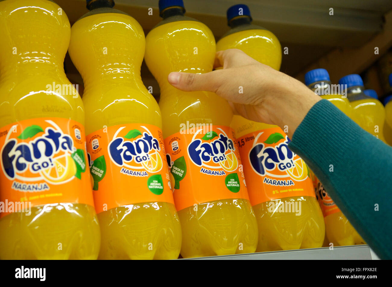 Fanta orange bottle -Fotos und -Bildmaterial in hoher Auflösung – Alamy