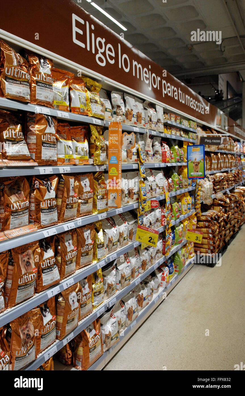 Tiernahrung-Abschnitt von einem Carrefour-Supermarkt in Spanien Stockfoto