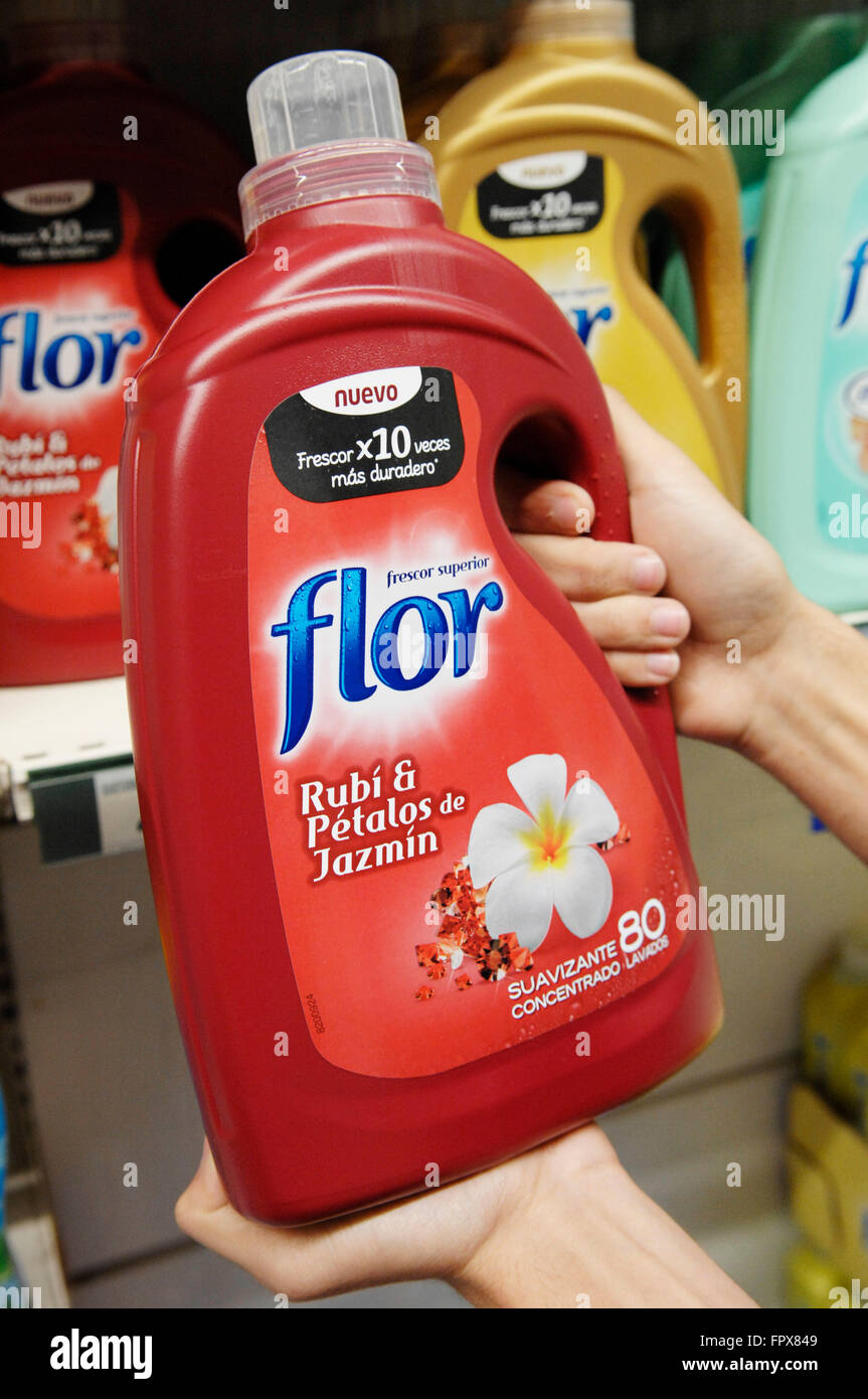 Flor Weichspüler Nenuco 10 x 45 waschen wird vom Auftraggeber in einem Carrefour-Supermarkt in Malaga Spanien gekauft. Stockfoto