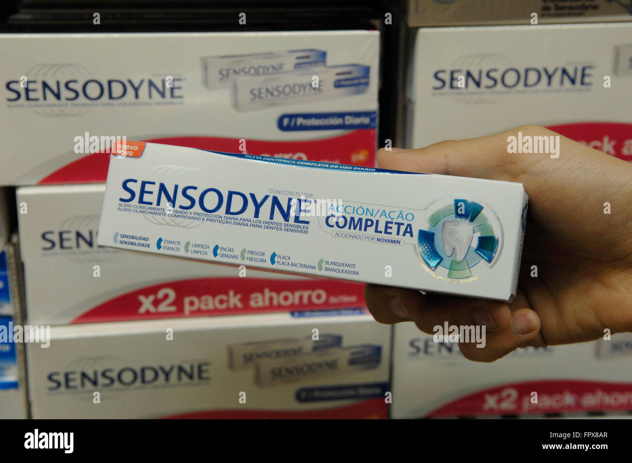 Sensodyne Zahnpasta auf den Verkauf in einem Carrefour-Supermarkt in Malaga Spanien. Stockfoto
