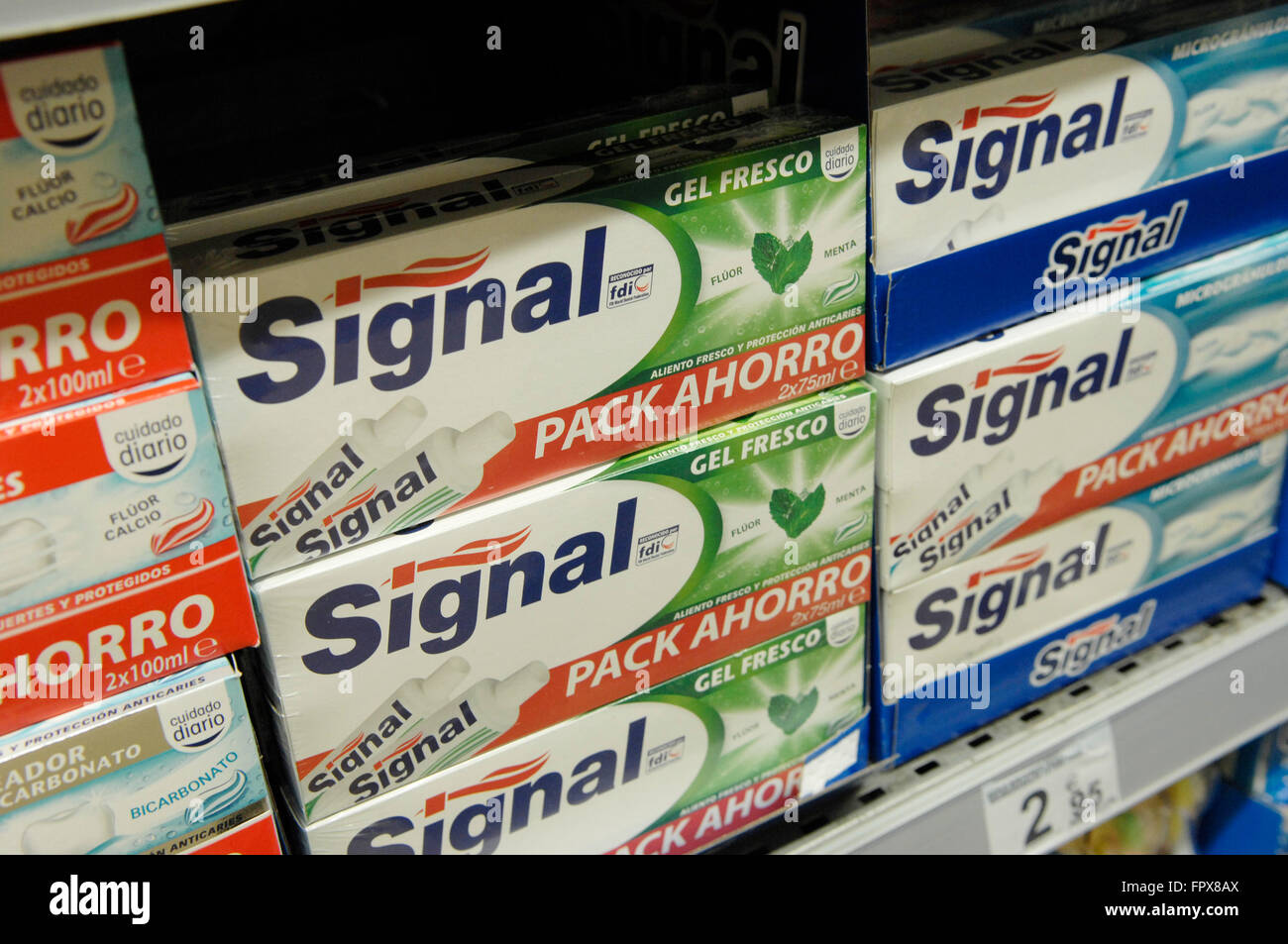 Anzeige von Signal Zahnpasta produziert von Unilever in einem Carrefour-Supermarkt. Stockfoto