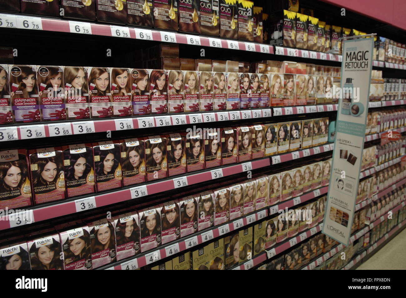 Haare färben Produktpalette für Frau auf dem Display in einem Carrefour-Supermarkt in Spanien. Stockfoto