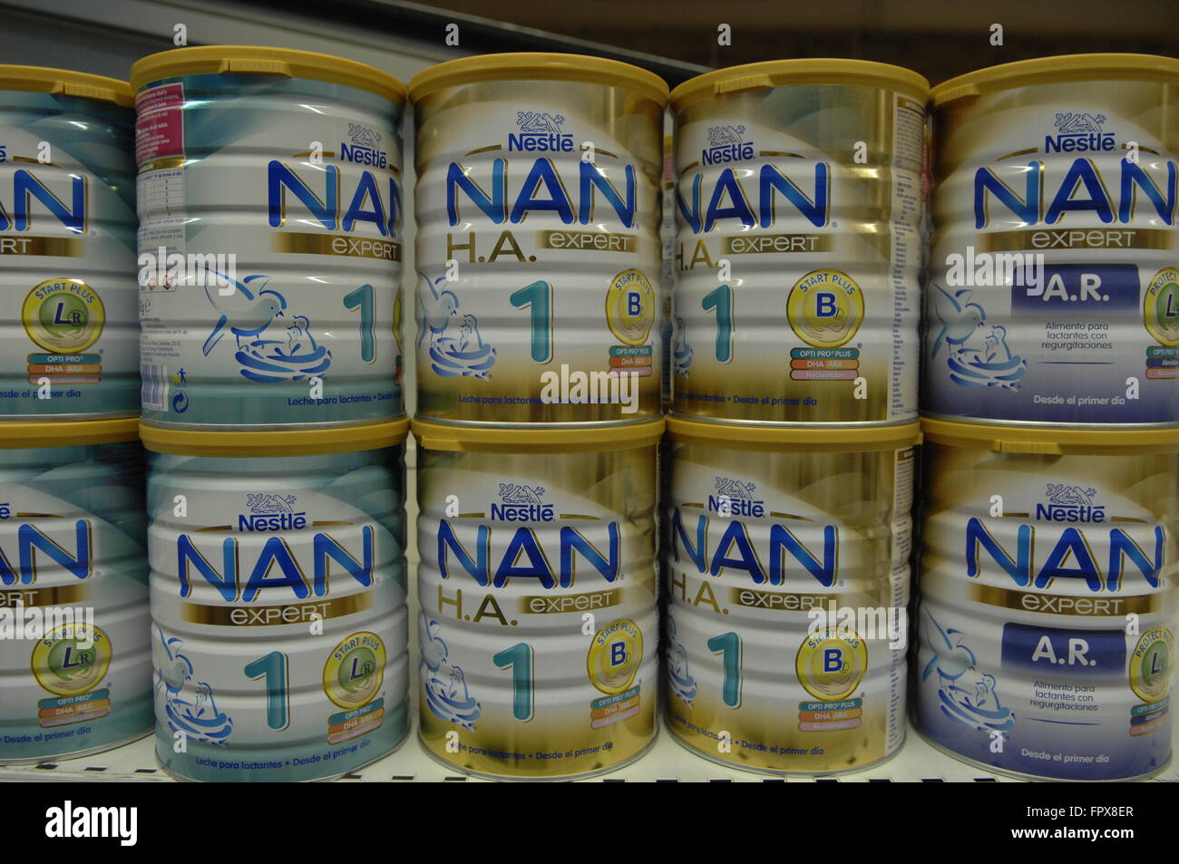 Nestle Nan Babynahrung auf dem Display in einem Carrefour-Geschäft  Stockfotografie - Alamy