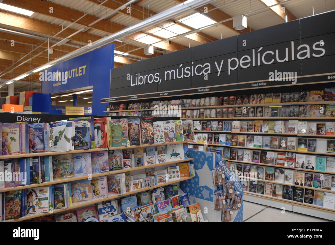 Innenraum des Abschnitts Buch in Carrefour Hypermarkt Malaga Spanien. Stockfoto