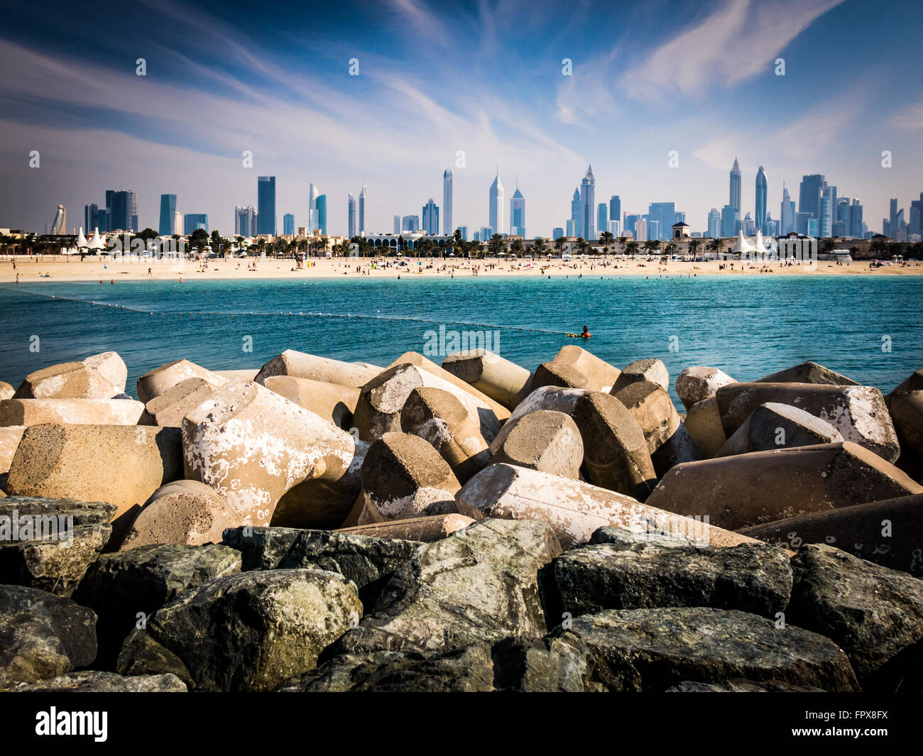 Jumeirah Beach und City Skyline von Dubai, Vereinigte Arabische Emirate Stockfoto