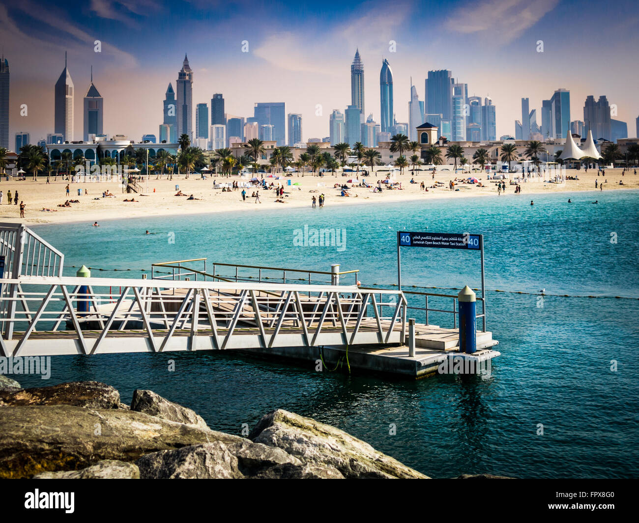 Waterfront-Skyline der Stadt von Dubai von Jumeirah Beach, Vereinigte Arabische Emirate Stockfoto