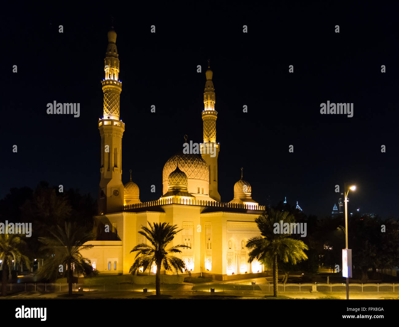 Jumeirah Moschee in Dubai, Vereinigte Arabische Emirate, in der Nacht Stockfoto