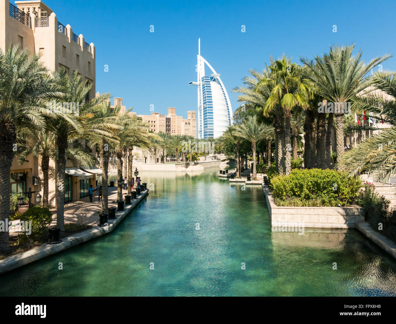 Madinat Jumeirah Resort und Turm des Burj al Arab Hotel in Dubai, Vereinigte Arabische Emirate Stockfoto