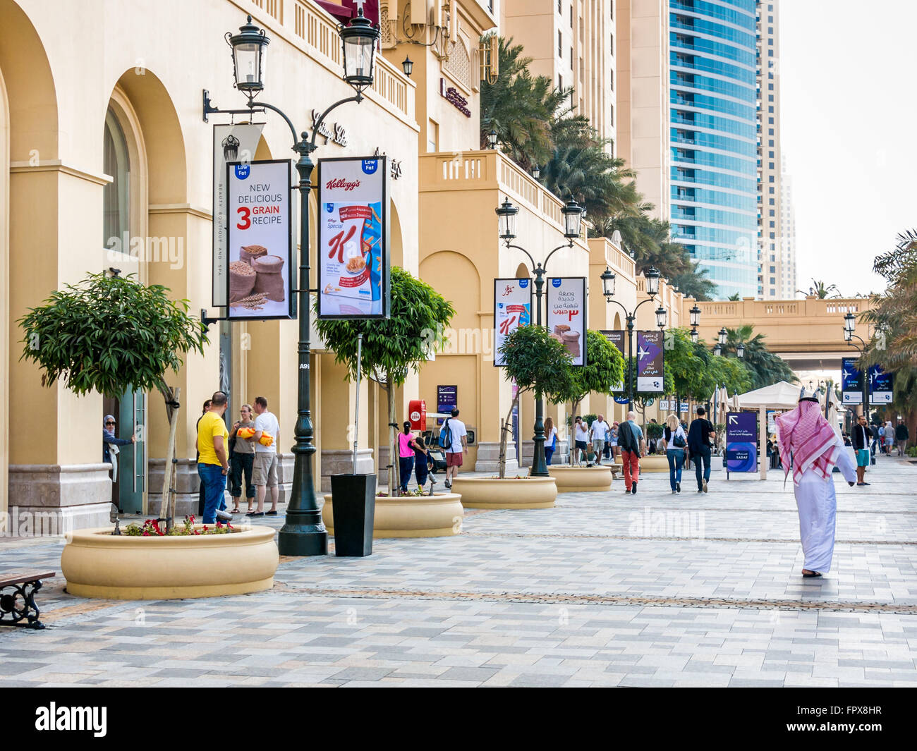 Menschen hängen am The Walk Promenade im Stadtteil Marina von Dubai, Vereinigte Arabische Emirate Stockfoto