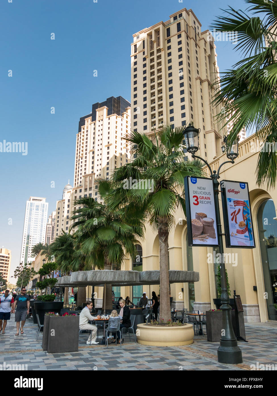 Menschen am The Walk Promenade in der Marina von Dubai, Vereinigte Arabische Emirate Stockfoto