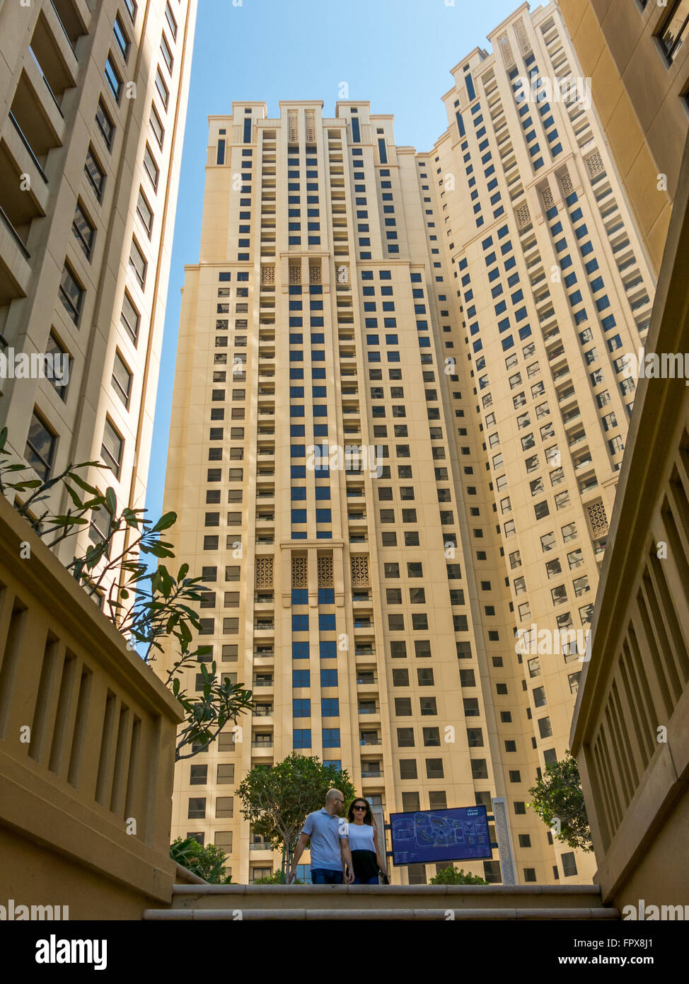 Hochhäuser entlang The Walk in der Marina District von Dubai, Vereinigte Arabische Emirate Stockfoto