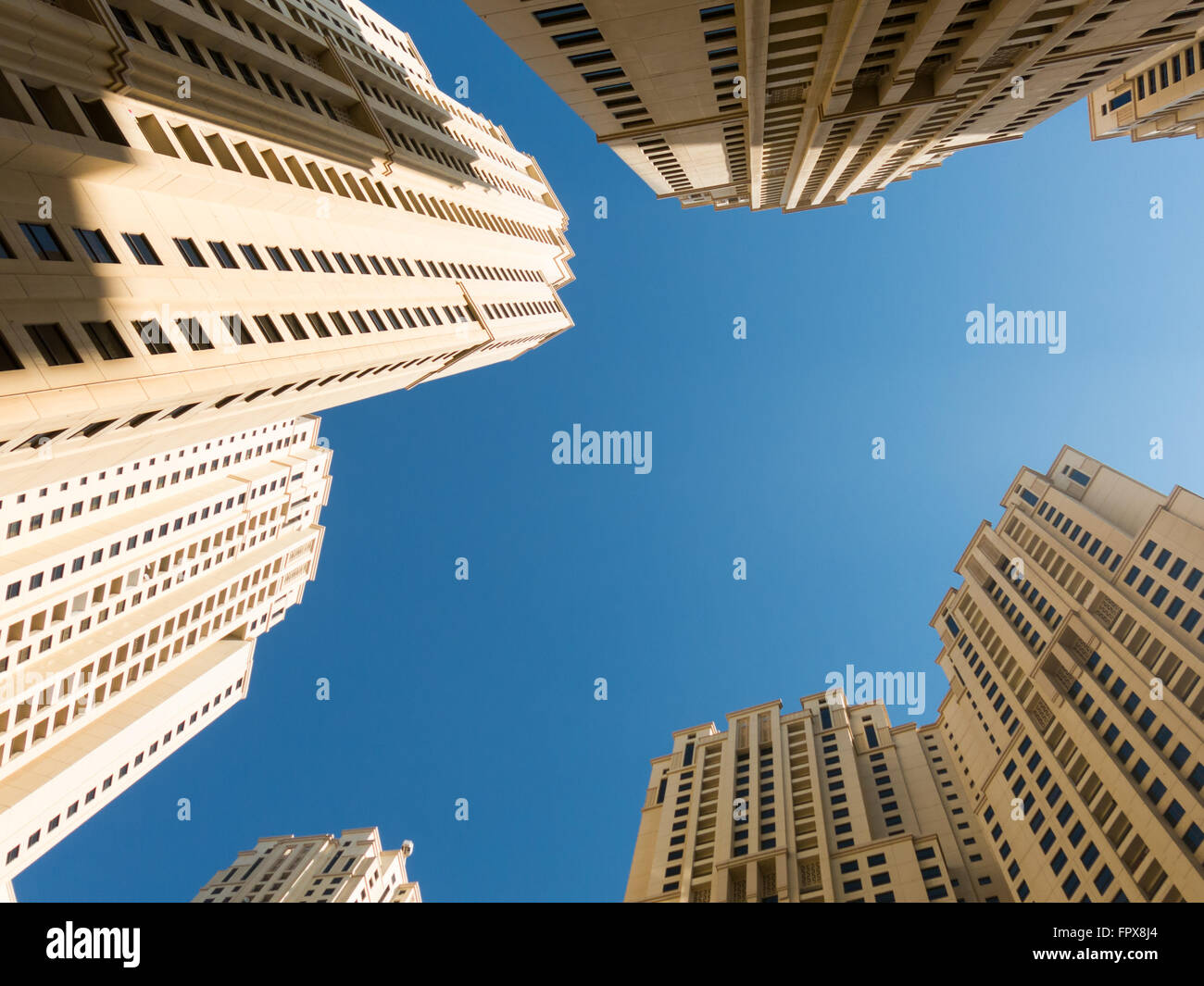 Hochhaus Wohngebäude aus Sicht eines Frosches in der Marina District von Dubai, Vereinigte Arabische Emirate Stockfoto