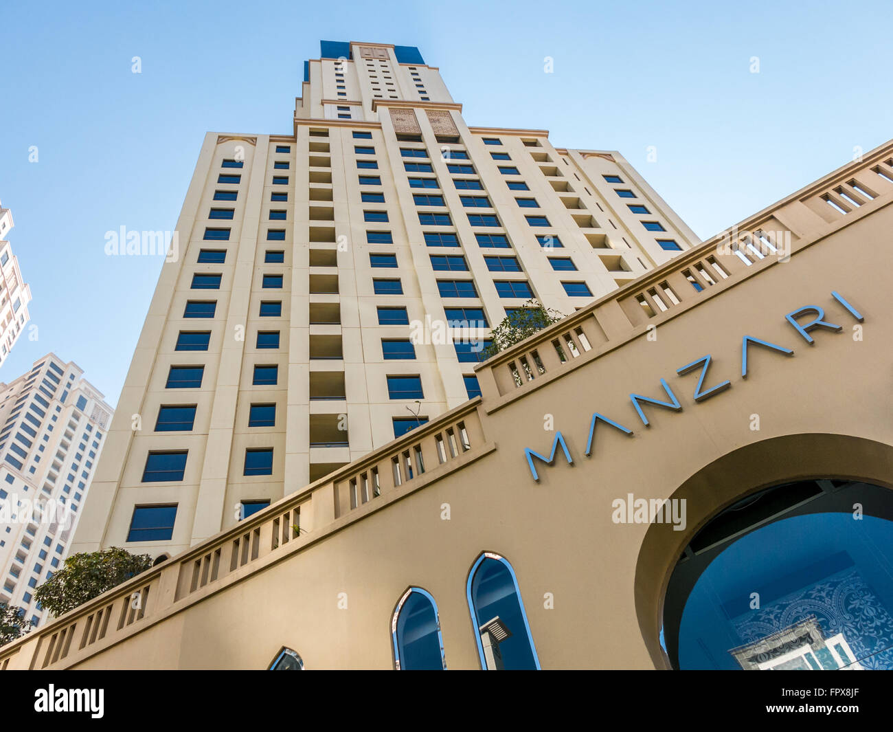 Apartment-Hochhaus und Fassade des Manzari speichern am The Walk Promenade im Yachthafen von Dubai, Vereinigte Arabische Emirate Stockfoto