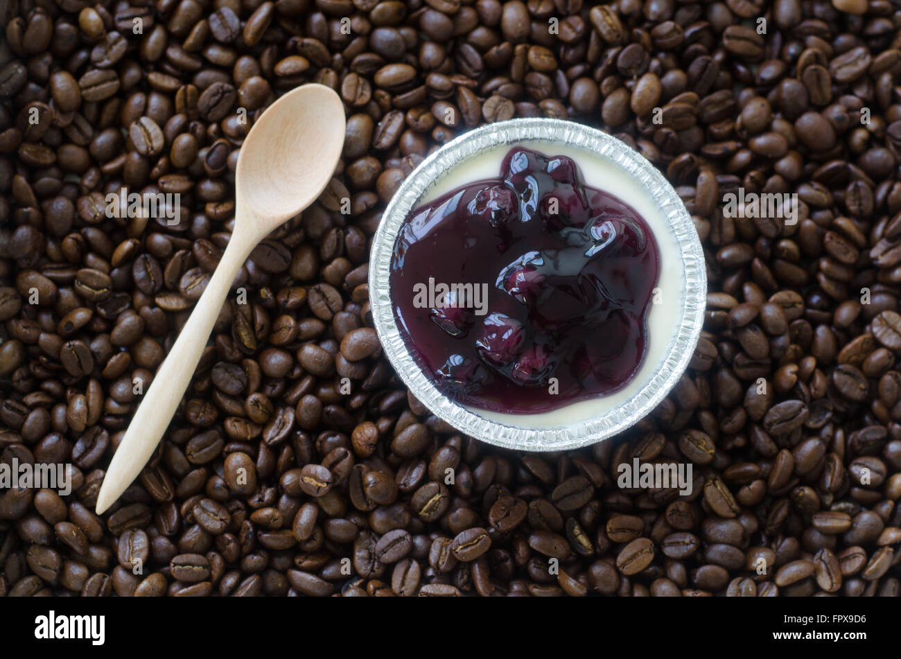 Heidelbeer-Kuchen auf Kaffeebohne Hintergrund Stockfoto