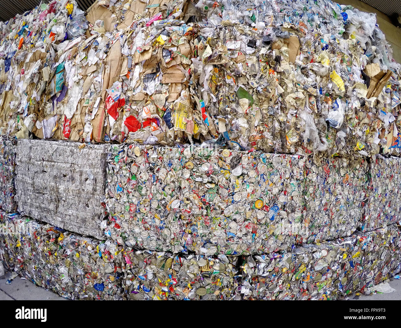Zerkleinert und verpackten pop Dosen für Recycling, bereit für den Versand an recycling-Anlagen Stockfoto
