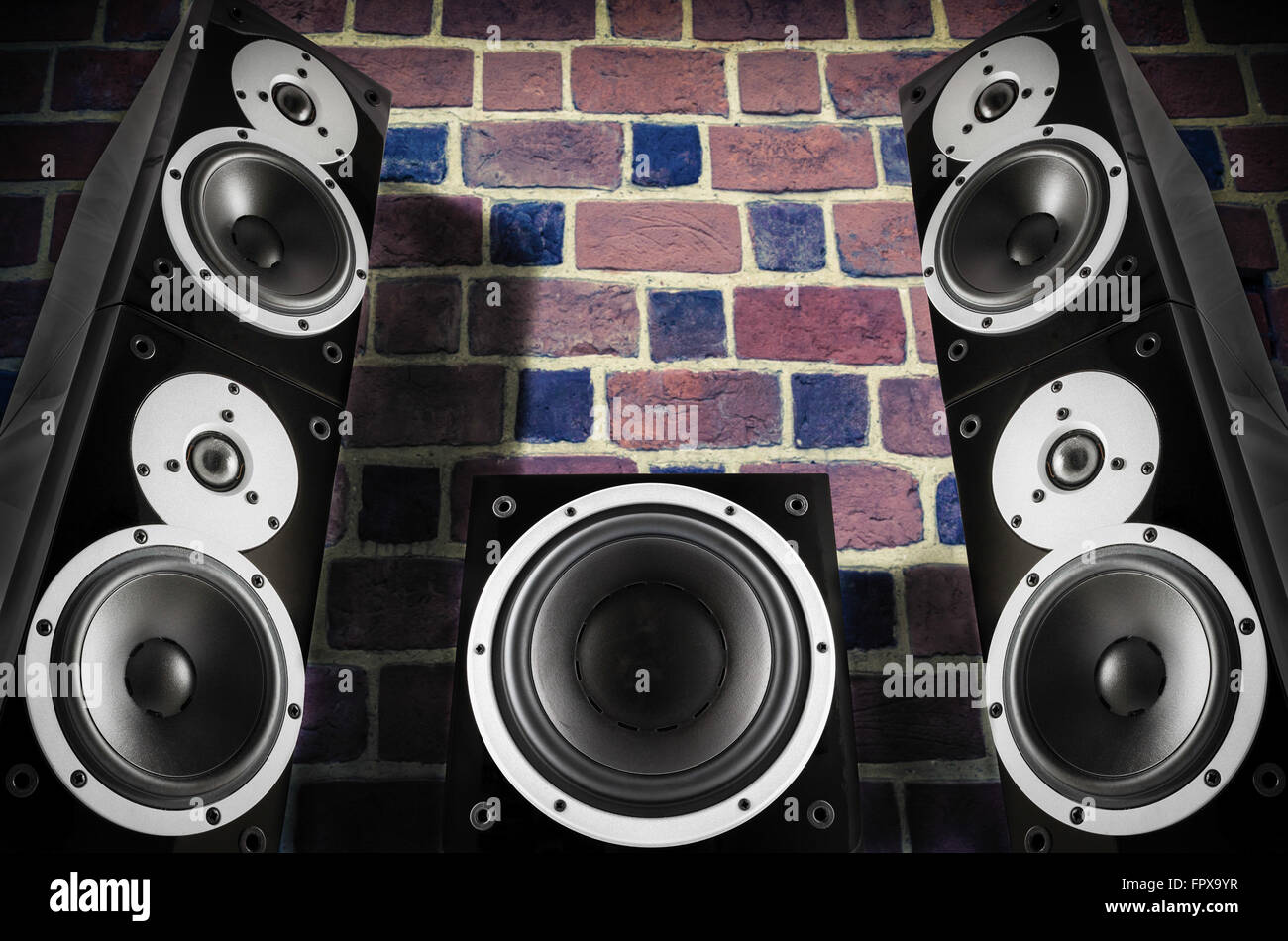 Schwarze Musik Lautsprecher gegen Ziegel Wand Hintergrund Stockfoto