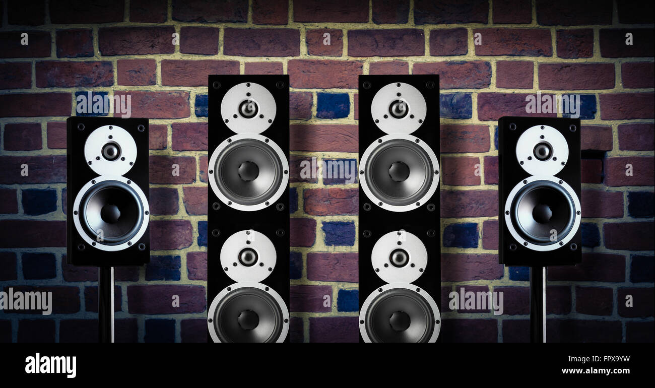 Schwarze Hochglanz Musik Lautsprecher auf Ziegelmauer Stockfoto