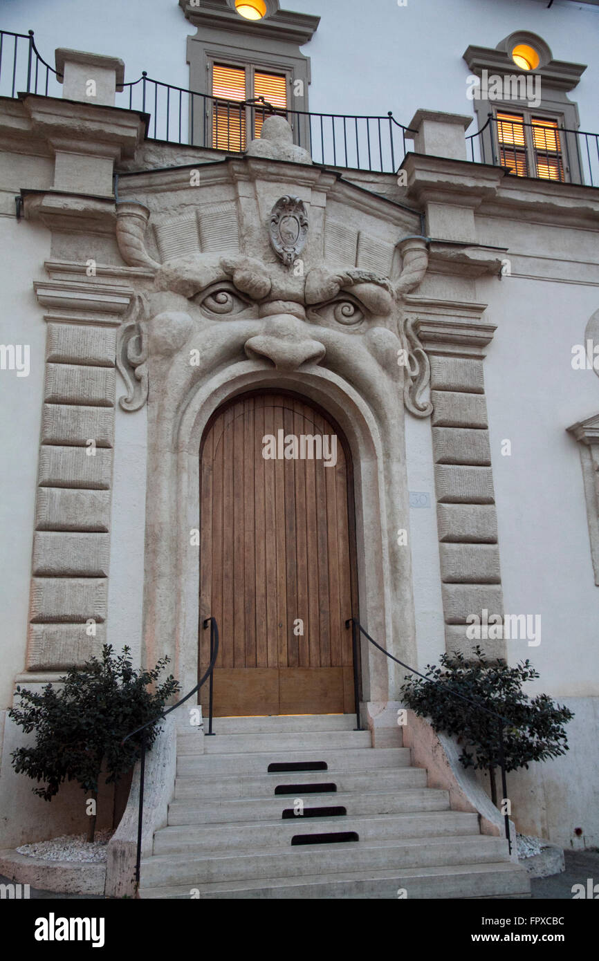 Rom Italien, Palazzetto Zuccari Tür Eingang via Gregoriana, Federico Zuccari, 1600 dc Künstler zuhause dekorative Tür Stockfoto