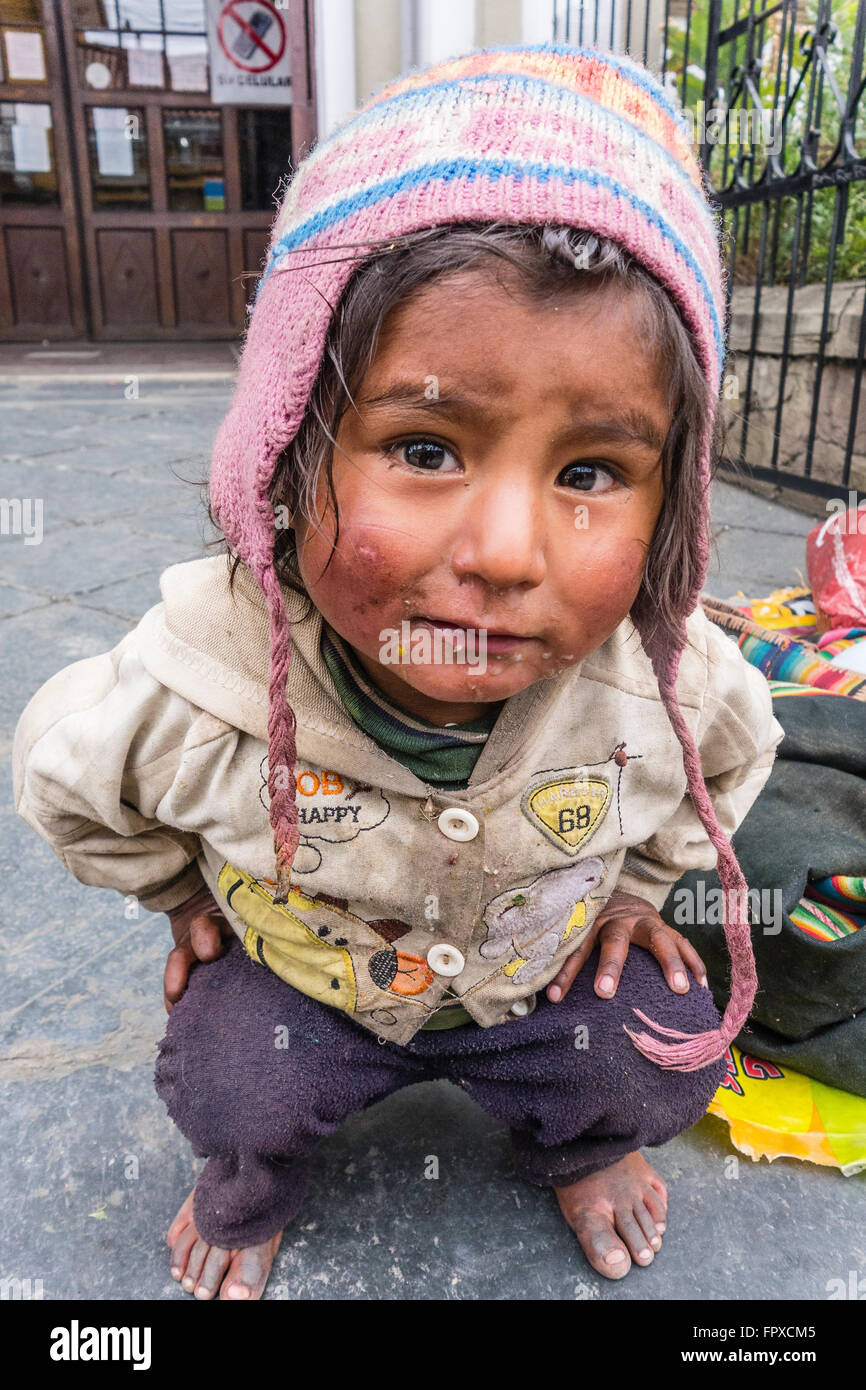 Ein Junge bolivianische männlichen Straßenkind, ca. 4-5 Jahre alt, starrt in die Kamera in eine Nahaufnahme von ihm und seine schmutzige Wäsche. Stockfoto
