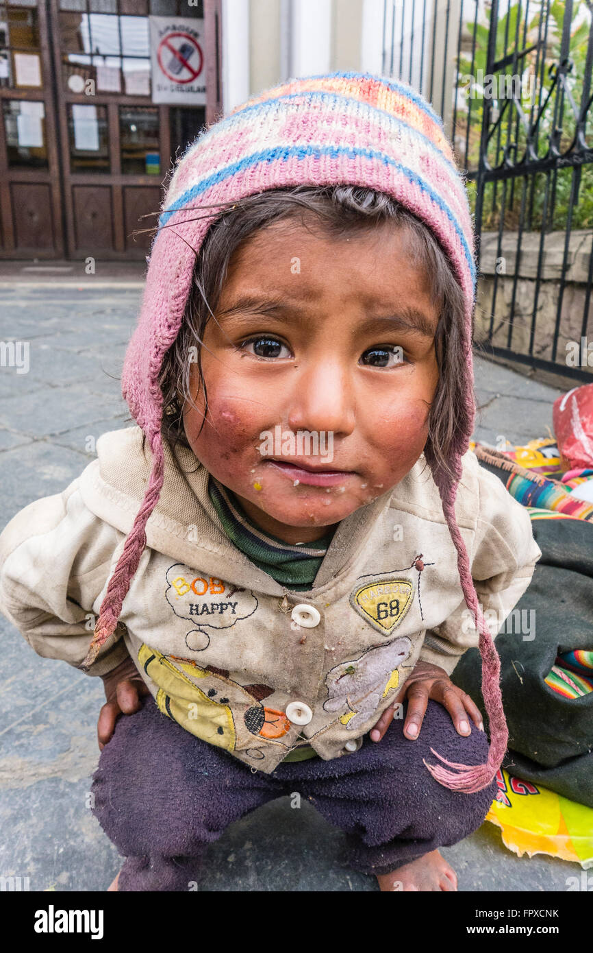 Ein Junge bolivianische männlichen Straßenkind, ca. 4-5 Jahre alt, starrt in die Kamera in eine Nahaufnahme von ihm und seine schmutzige Wäsche. Stockfoto