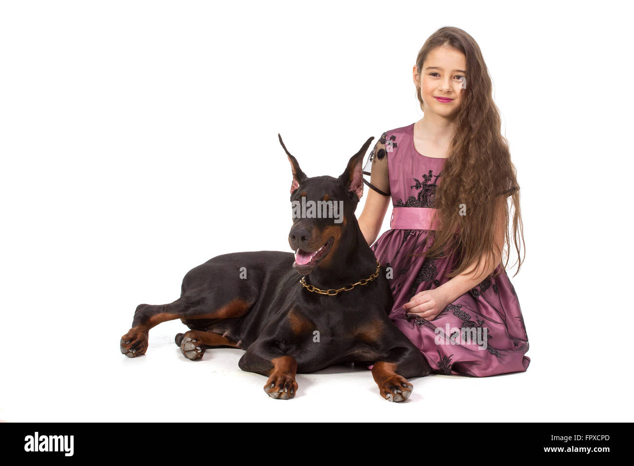 Langes Haar Mädchen mit großen schwarzen Dobermann Hund, isoliert auf weiss Stockfoto