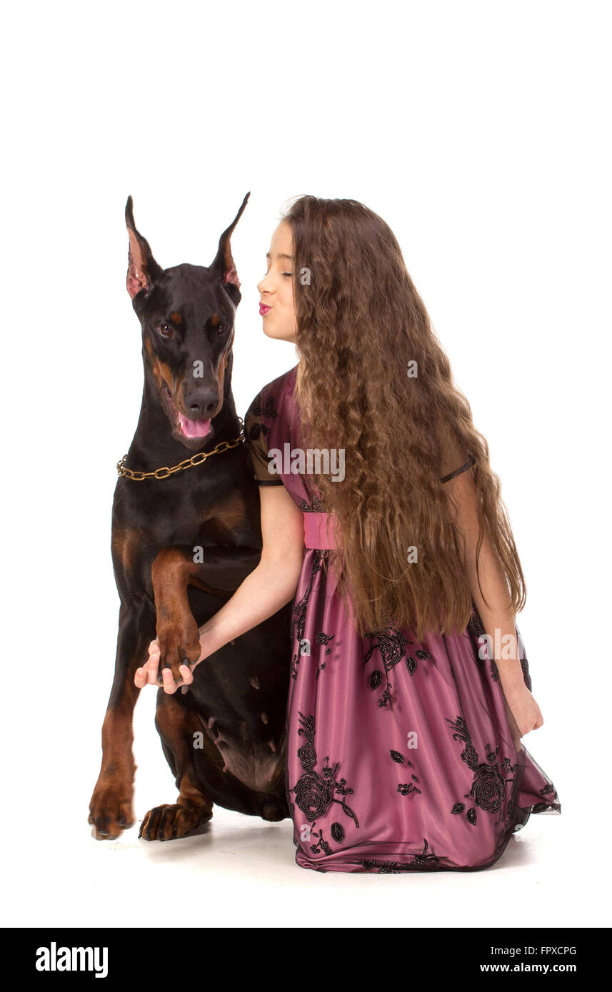 Langes Haar Mädchen mit großen schwarzen Dobermann Hund, isoliert auf weiss Stockfoto