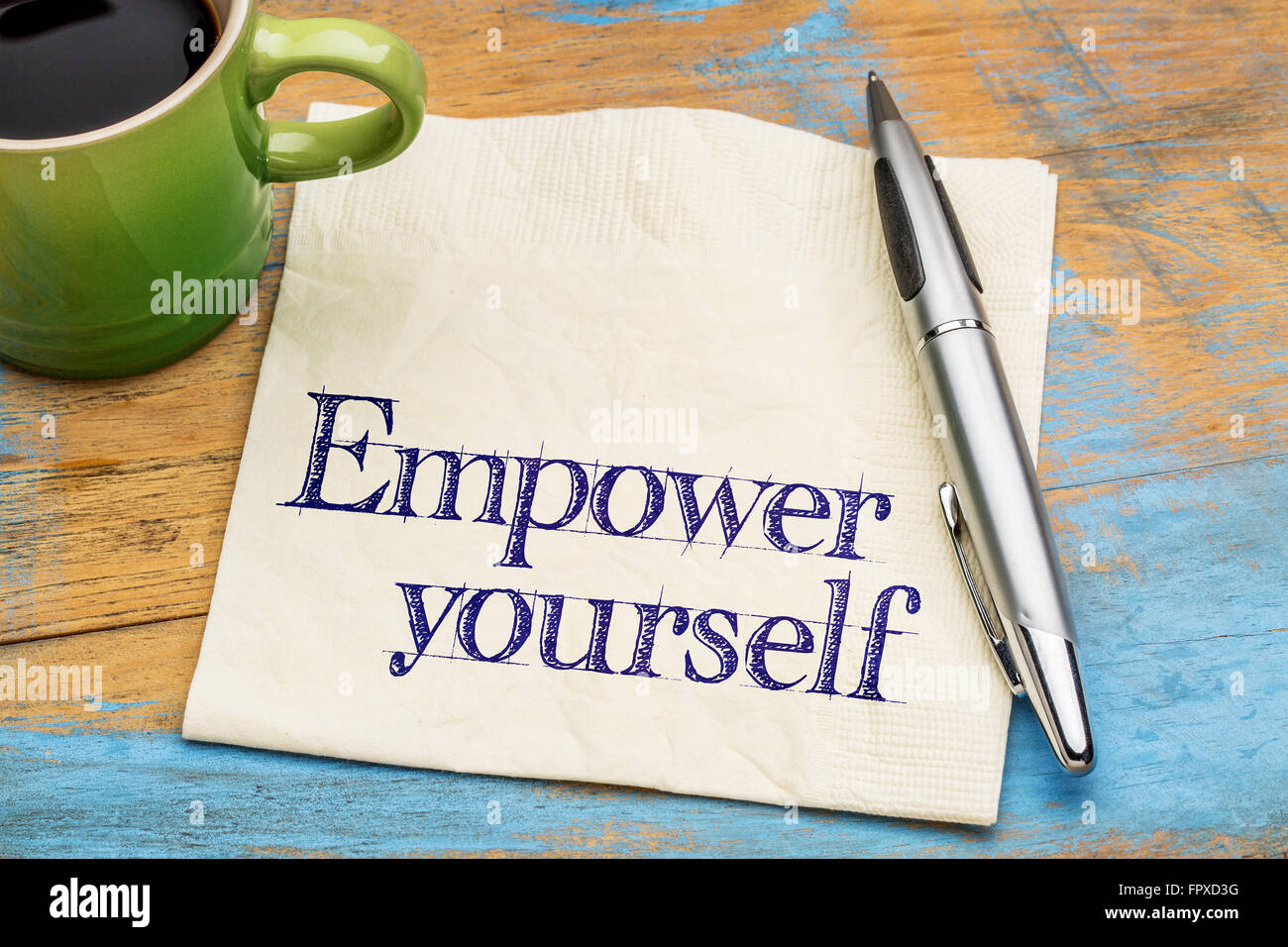 Empower yourself - Handschrift auf einer Serviette mit einer Tasse Kaffee Stockfoto