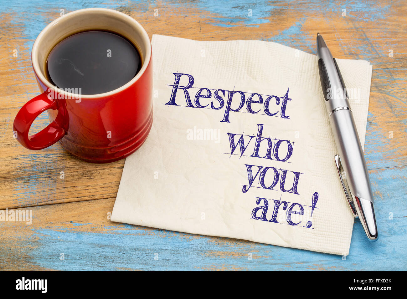 Respekt, wer du bist - Handschrift auf einer Serviette mit einer Tasse Kaffee Stockfoto