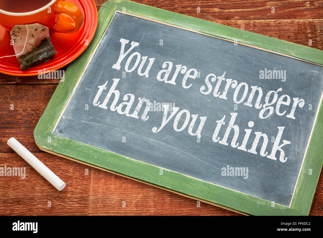 Du bist stärker als du - inspirierend - motivierend Meldungstext auf einer Schiefertafel Tafel mit Kreide und Tasse Tee denkst Stockfoto