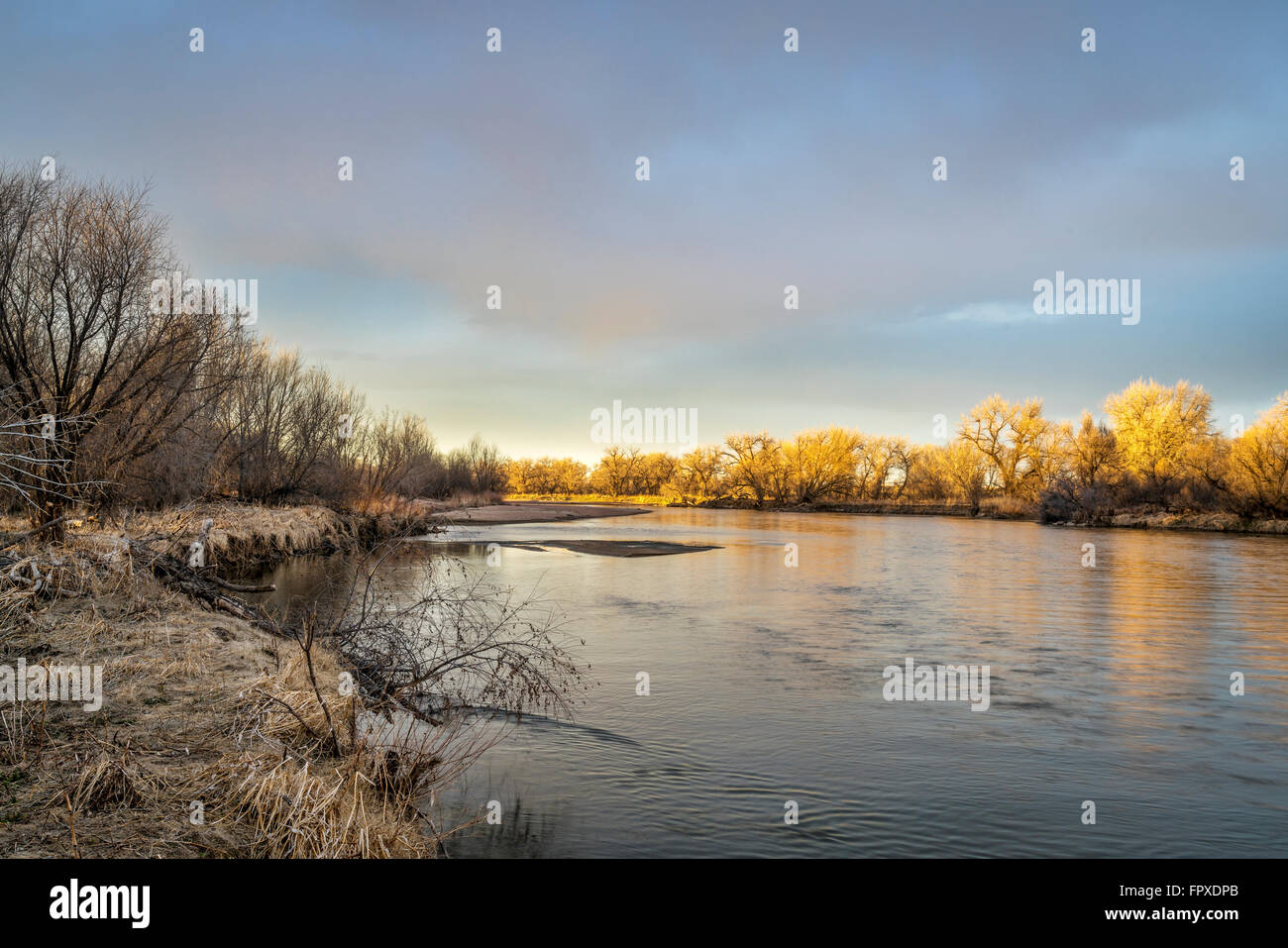 South Platte River in Ost-Colorado, Sonnenuntergang Landschaft im späten Winter oder frühen Frühjahr Stockfoto