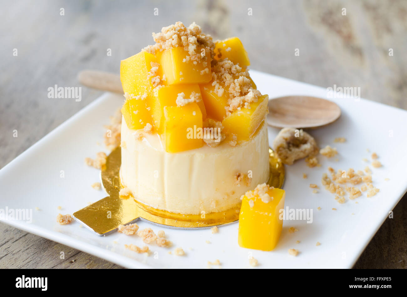 Mango-Käsekuchen auf weißen Teller Stockfoto